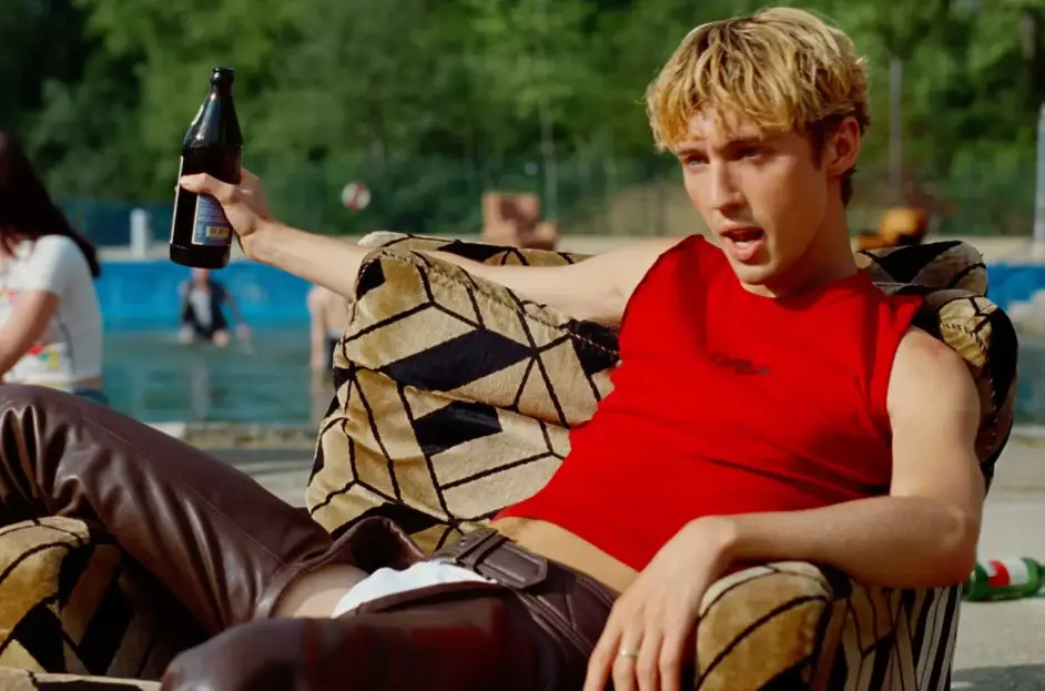 Troye Sivan: A Journey of Music, Activism, and Personal Growth 1 Troye Sivan, singer-songwriter, actor, YouTube, LGBTQ+ rights, personal life